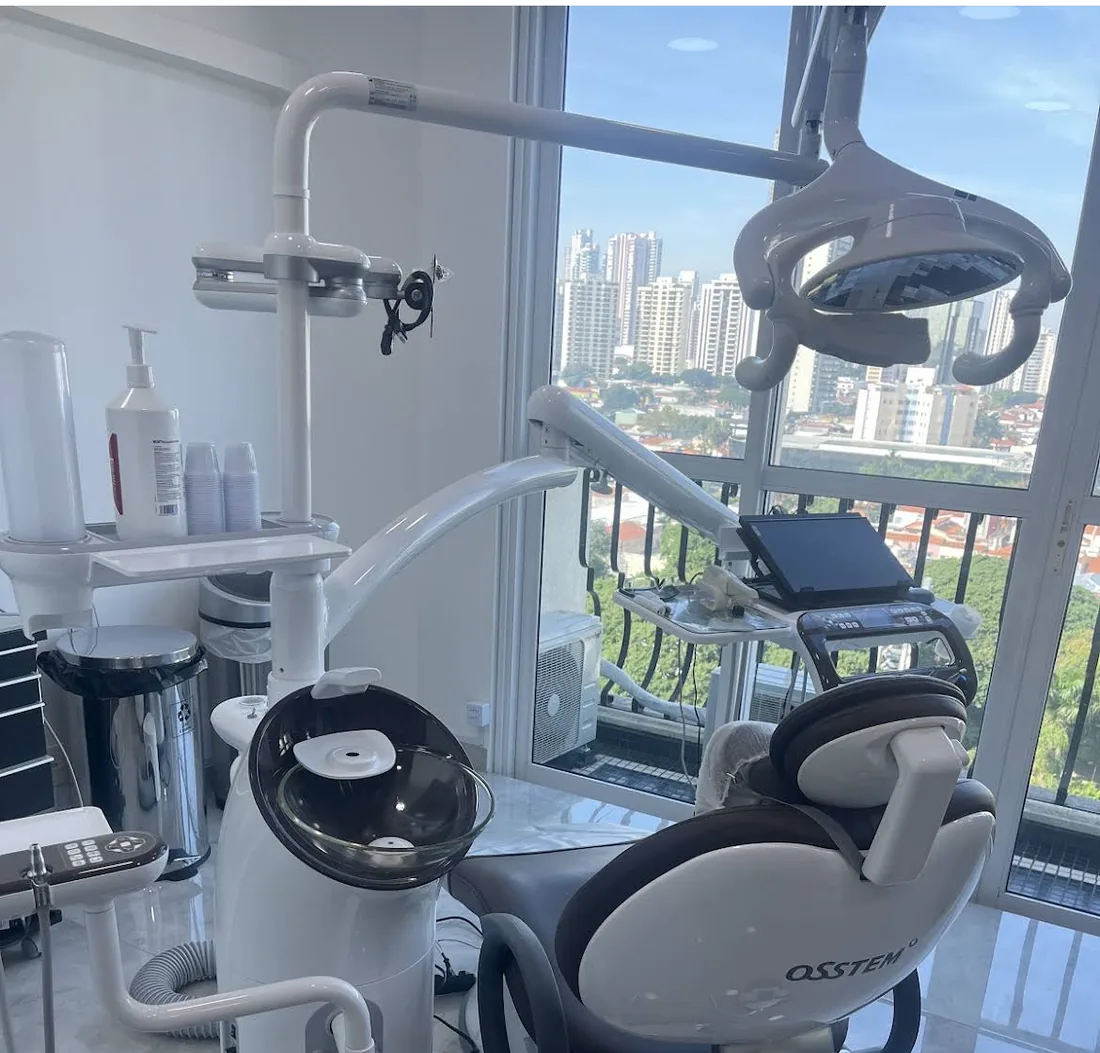 Consultório odontológico equipado, com vista para a cidade de São Paulo